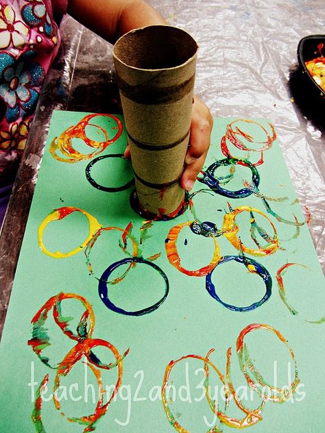 toddler circle painting - a great way to introduce toddlers to art from teaching 2 and 3 year olds Games Painting, Circle Crafts, Circle Painting, Toddler Arts And Crafts, Painting Christmas, Easy Toddler, Daycare Activities, Puppy Chow, Daycare Crafts