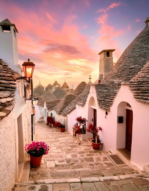 OThingstodo (@othingstodo_com) on X Alberobello Italy, Long Way Home, Southern Italy, Beautiful Villages, Puglia, Places To Travel, You Must, Beautiful Places, Most Beautiful