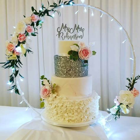 Stand Cake Design, Wedding Cake Stand Ideas, Wedding Cake Display Ideas, Cake Stand Ideas, Diy Wedding Cake Stand, Cake Stands Wedding, Cake Decorating Stand, Cake Riser, Chandelier Cake Stand