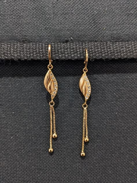 New Earing Design In Gold, Simple Earing Designs Gold, Best Gold Earrings Design, Trending Earrings Gold, Small Hangings Gold Earrings, Gold Earrings Hanging, Simple Gold Bridal Earrings, Gold Earrings Diamond, Long Gold Earrings Indian Jewelry