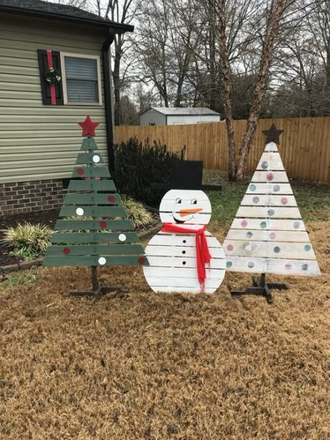 Christmas Crafts Made From Pallets, Diy Holiday Yard Decor, Wood Pallet Trees Christmas Decor, Christmas Pallet Ideas Outdoor, Pallet Christmas Decorations, Outdoor Wooden Christmas Decorations, Christmas Pallet Ideas, Wooden Christmas Yard Decorations, Easy Outdoor Christmas Decorations