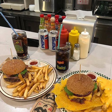 Late Night Junk Food, Burger Diner Aesthetic, Fast Food Aesthics, Late Night Diner Aesthetic, Diner Food Aestathic, Diner Date Aesthetic, Diner Aesthetic Night, Diner Food 50's, Old Diner Aesthetic