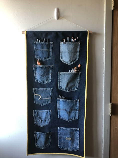 Recycled Jeans Projects Diy, Upcycle Old Clothes Diy, Denim Ideas Recycling, Old Denim Jeans Upcycle, Old Jeans Recycle Ideas, Old Clothes Diy Upcycling, Recycling Old Clothes, Old Jeans Diy, Återvinna Jeans