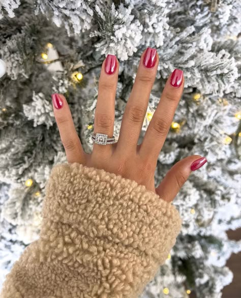 Red Nail For Christmas, Holiday Engagement Nails, Winter Nail Designs Christmas, Christmas Red Nails Gel, Simple Christmas Nails 2023, Christmas Nails 2023 Almond, Opi Christmas Colors, Christmas Nails Almond Red, Sparkly Red Nails Acrylic