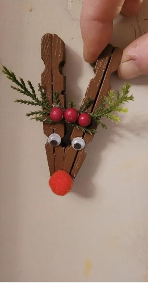 Reindeer Clothespin Ornaments, Clothes Pin Ornaments, Christmas Bazaar Crafts, Clothespin Crafts Christmas, Clothespin Diy Crafts, Wooden Clothespin Crafts, Crafts 2023, Christmas Clothespins, Winter Diy Crafts