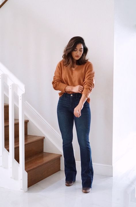 Outfit With Bootcut Jeans, Jeans Outfit Petite, Sweater And Jeans Outfit Winter, Flare Jeans Outfit Casual, Jeans Outfit Sweater, Boots And Jeans Outfit, Miami Outfit Ideas, Jeans Winter Outfit, Jeans And Sneakers Outfit