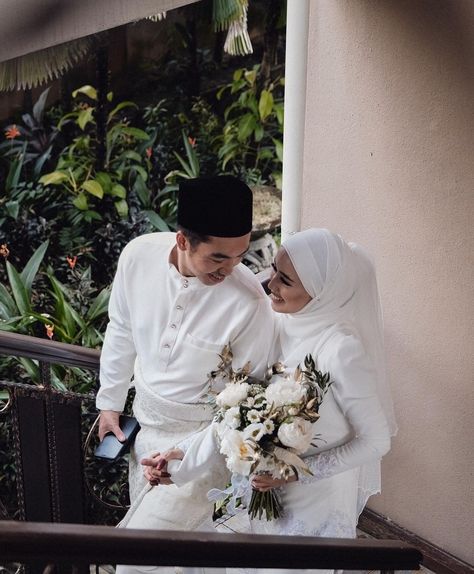 Malay Engagement Photos, Malay Pre Wedding Photoshoot, Malay Wedding Photoshoot, Malay Wedding Pose, Nikah Poses, Malay Wedding Photography, Pose Foto Pernikahan, Nikah Photoshoot, Foto Akad