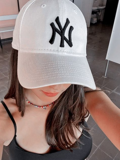 Trendy Caps, Yankees Hat, Foto Poses, Selfie Ideas Instagram, Womens Baseball Cap, Cute Hats, Cute Poses, Cute Selfie Ideas, Insta Photo Ideas