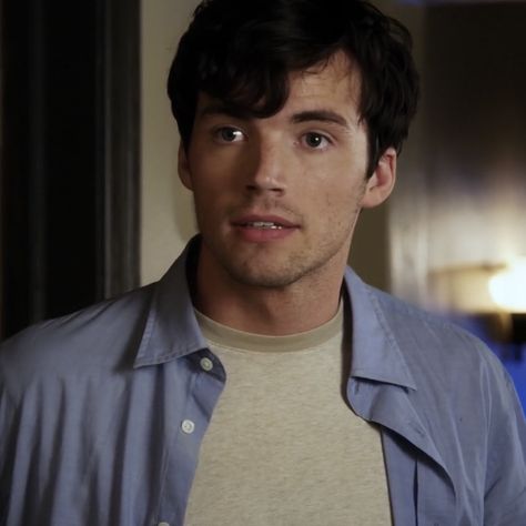 Ian harding icons pretty little liars ezra fitz Ezra Pretty Little Liars, Ian Harding Aesthetic, Pretty Little Liars Ezra, Grayson Dolan Snapchat, Ezra Fitz, Ian Harding, Hello Ladies, Hugh Dancy, Couple Aesthetic