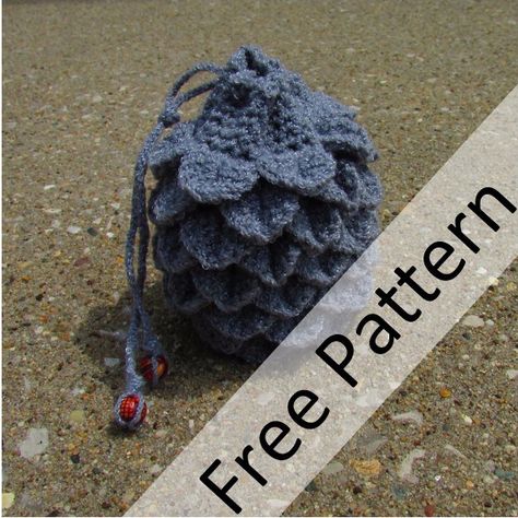 Dragon Egg Dice Bag Crochet, Dnd Dice Bag Crochet Pattern, Crochet Dice Bag Pattern Free, Crochet Gadgets, Geeky Crochet Patterns, Crochet Dice Bag, Crochet Dice, Crochet Small Bag, Fruit Bags