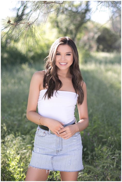 Usa Female Picture, Senior Portraits Girl College, Traditional Senior Portraits, Outdoor Senior Picture Ideas, High School Senior Picture Ideas Beach, Country Girl Senior Portraits, Female Senior Portraits, Country Girl Senior Session, Female Portrait Poses