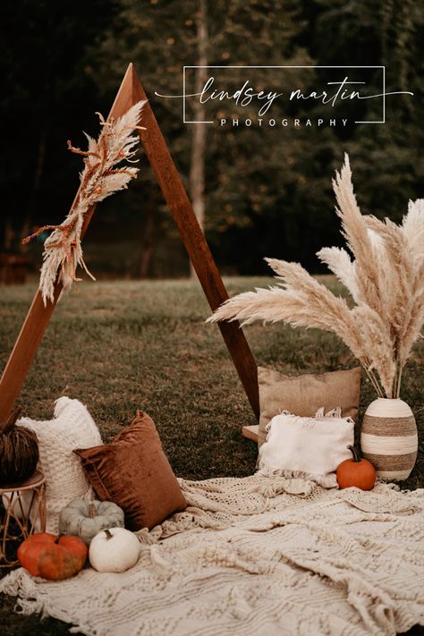 Fall Lifestyle Photoshoot, Simple Fall Photoshoot Setup, Fall Tent Photoshoot, Fall Photoshoot Decor Ideas, Fall Set Up For Photography Indoor, Fall Mini Ideas Photography, Fall Decor For Photo Shoot, Photoshoot Session Ideas, Fall Decor Studio Photography