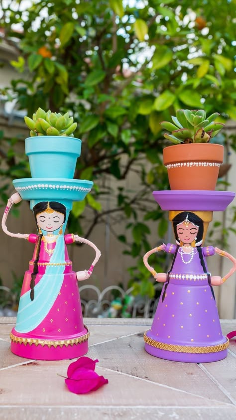 Vishnu Priya | DIY Home Decor Planting season is here sharing a VERY EASY DIY you can make at home. This is a cool project for kids and the kid in… | Instagram Flower Pots Decoration Ideas, Diy Pot Decorating Ideas, Plant Pot Design Ideas, Flower Pot Decorating Ideas, Art Corner Ideas, Diy Creative Crafts Home Decor, Clay Pots Ideas, Diy Pots For Plants, Pot Decorating Ideas