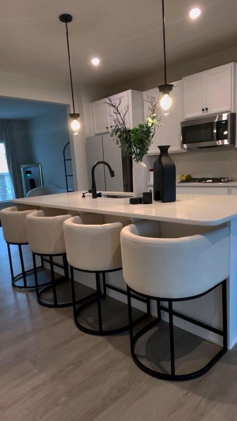 Dream Condo Apartments, Minimalist Apartment Black And White, Luxurious Apartment Kitchen, Modern Clean Apartment Decor, Modern Clean House Aesthetic, Grey And White House Interior Decor, Apartment Decor Inspiration Modern, Apartment Kitchen Island Decor, Apartment Island Decor