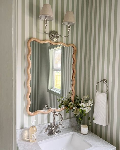 Squiggly Mirror, Paint Makeover, Bathroom Wallpaper Ideas, Gorgeous Bathroom, Trendy Bathroom, Elegant Bathroom, Bathroom Wallpaper, Dream House Interior, Bathroom Kids