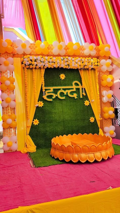 Marathi Haldi Decoration, Haldi Decoration Ideas For Bride, Indian Haldi Decorations, Haldi Decorations Ideas, Haldi Decoration Ideas Simple, Haldi Mandap Decoration, Haldi Ceremony Background, Simple Haldi Decor, Wedding Simple Decoration