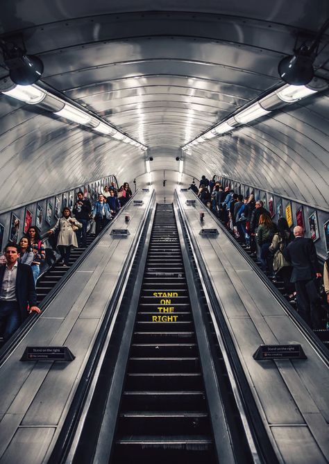 Rush hour in London Underground. Stan... | HD photo by Tom Parsons (@tomzzlee) on Unsplash London Vibes, London Guide, London Tube, London Aesthetic, Level Design, City Of London, London Transport, U Bahn, Things To Do In London