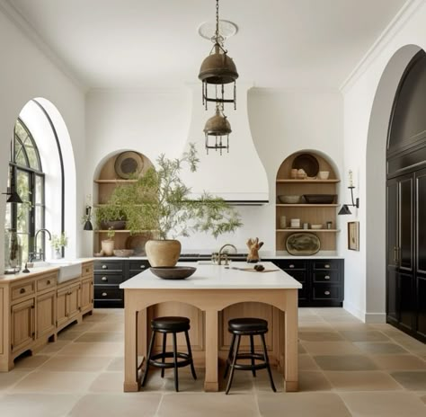 Kitchen Colonial Style, Light Wood Lowers White Uppers, Waterfront Farmhouse, Spanish Style Kitchen, Spanish Kitchen, Mediterranean Interior Design, Mediterranean Interior, Kitchen Design Diy, Mediterranean Kitchen