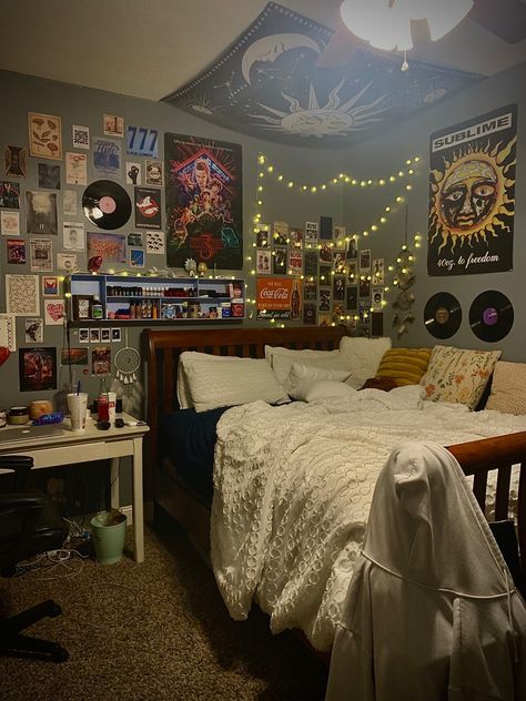 Rodrick Heffley Aesthetic Room, Cozy 90s Bedroom, Vintage 90s Bedroom, Cool Teenager Bedroom, Grunge Bedroom Ideas 90s, Masc Room Aesthetic, Grunge Bedroom 90s, Vintage Room Ideas Retro, 90s Room Ideas