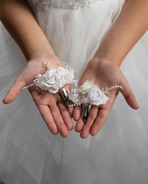 Handmade flower hair clips for girl. Suitable for wedding or for holy communion. Made from artificial flowers and preserved materials. #hairaccessory #headpiece #hairclip #holycommunion #firstcommunion #communion #whiteroses #weddinginspiration #bridesmaid #flowershop #flowerhair #fairycore #vintagecore Communion Headpiece, Communion Hairstyles, Cream Hair, Flower Hair Clip, Floral Headpiece, Handmade Flower, First Holy Communion, Hair Cream, Holy Communion