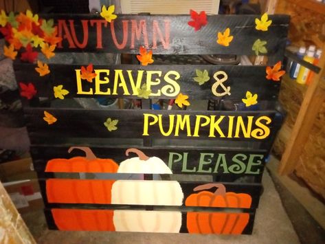 Old pallet diy, crafts for outdoors, wood crafts, outside decorations ideas diy Fall Painted Pallet Ideas, Thanksgiving Pallet Ideas, Pallet Pumpkins Diy, Fall Pallet Ideas, Fall Pallet Projects, Painted Pallets Ideas, Pallet Halloween Decorations, Fall Pallet Signs, Thanksgiving Decorations Outdoor