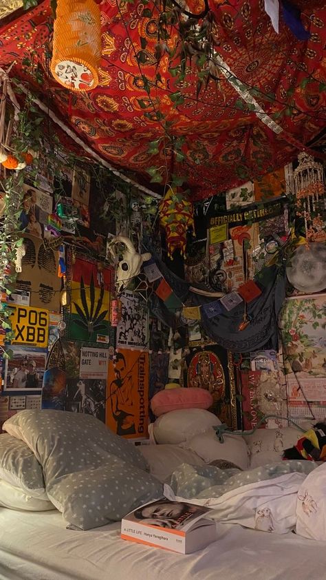 Alternative Maximalist Decor, Madi + Core + Aestethic, Soft Lighting Bedroom Lamps, Colorful Grunge Room, Hippie Maximalist Bedroom, Grunge Maximalism Bedroom, Alt Bedroom Decor, Witchy Maximalism, 2000s Older Brother Core Room