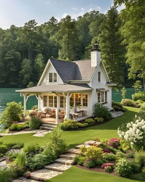 White Cottages, Cozy White Cottage, Tennessee House, Small Cottage Homes, Cottage Retreat, Room Decor Cozy, Cottage Exterior, Cute Cottage, Cottage Style Homes