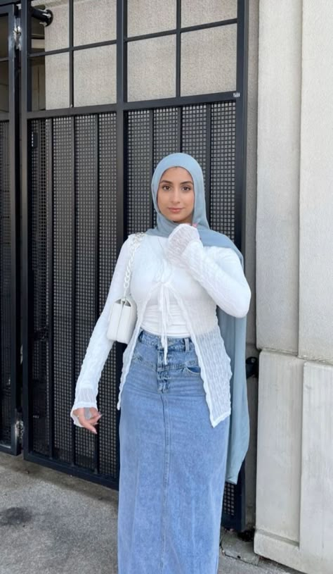 Cute Hijabi Outfits Dresses, Outfits With Long Skirts Black Women, Hijabi Jean Skirt Outfits, Hijabi Jeans Skirt Outfits, Hijabi Back To School Outfits, Hijabi Denim Skirt Outfit, Denim Skirt Hijab Outfit, Hijabi Jeans Outfit, Jeans Skirt Outfit Hijab