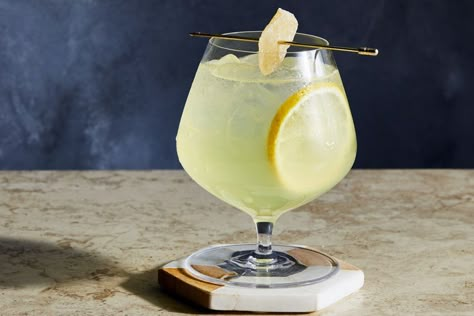 Alcohol Alternatives, Lemon Tonic, Non Alcoholic Beverages, Alcohol Free Cocktails, Homemade Liquors, Cream Drinks, Lemon Cocktail, Tonic Recipe, Ice Cream Drinks