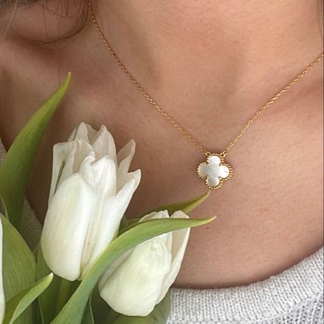 Van Cleef Flower Necklace, White Van Cleef, Vancleefarpels Necklace, Van Cleef Necklace, Money Necklace, Jewelry 2024, Lux Fashion, Popular Aesthetic, Van Cleef And Arpels Jewelry