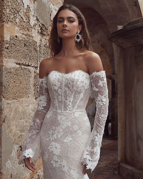 #bride #bridalideas #gown #dresses
#bridalinspiration #bridalstyle #bridalinspo #callablanche #weddinggowns #weddingdresses #brides #bridestobe #vestidos #beauty #style #fashion #instalook #instadress #fashionista #inspiration Wedding Dresses Straight, Strapless Sheath Wedding Dress, Wedding Lace Sleeves, Lace Corset Wedding Dress, Detachable Sleeves Wedding Dress, Dresses Straight, Curvy Wedding Dress, Detachable Wedding Dress, Calla Blanche