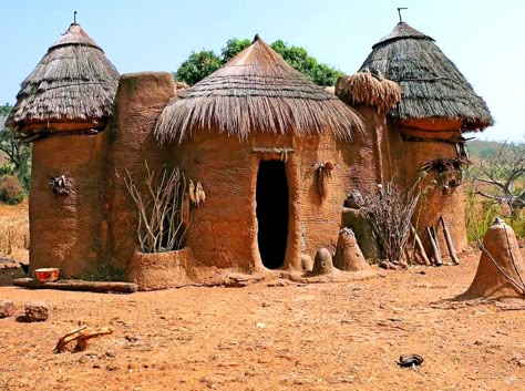 Tiny Village in Benin, Africa - Imgur "That hut looks like its singing opera." African Houses, African Hut, Short Trees, Mud Hut, African Village, African House, Mud House, African Architecture, Afrikaanse Kunst