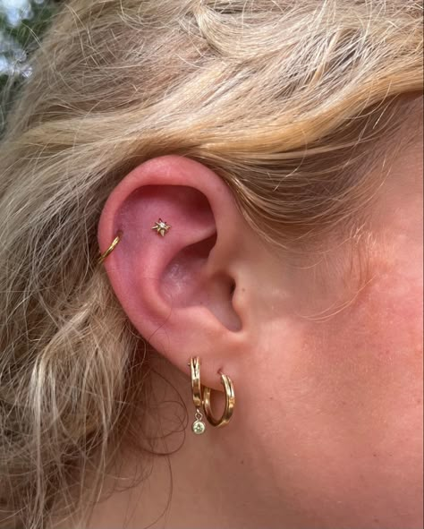 My ear ate this uppp ngl #aesthetic #piercing Inside Of Ear Piercing, Aesthetic Pierced Ear, Simple Gold Piercings, Flat And Cartilage Piercing, Cute Multiple Ear Piercings, Eat Piercings Silver, Dainty Earscapes, Earscapes Simple, Ear Flat Piercing Ideas