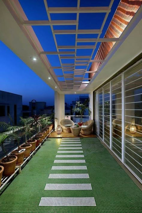 Klein Balkon Decor, Roof Garden Design, Terrace Garden Design, Small Balcony Garden, Terrace Decor, Rooftop Terrace Design, Rooftop Design, Small Balcony Design, Modern Exterior House Designs