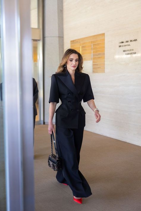 Queen Raina Fashion, Jordan Queen Rania, Queen Of Jordan Rania, Queen Rania Outfits, Queen Rania Style, Queen Raina, Fürstin Charlene, Queen Rania Of Jordan, Rania Of Jordan