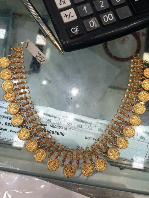 30 grms Gold Coin Jewelry, Gold Temple Jewellery, Antique Gold Jewelry Indian, Gold Jewelry Simple Necklace, Gold Necklace Indian Bridal Jewelry, Antique Bridal Jewelry, Indian Jewellery Design Earrings, Antique Jewelry Indian, Gold Pendant Jewelry