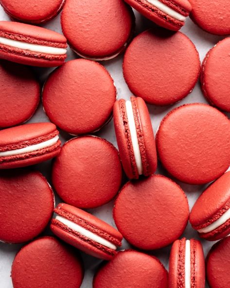 Macarons Italian Method, Red Velvet Macarons, Kue Macaroon, How To Make Macarons, White Frosting, Pastel Red, Red Pictures, Gel Food Coloring, 背景 シンプル