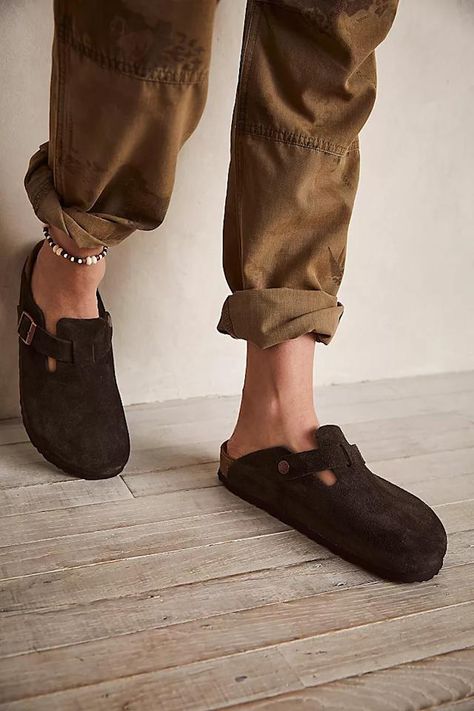 Birkenstock Boston Outfit Men, Birkenstock Clogs Outfit, Birkenstock Boston Outfit, Boston Soft Footbed, Boston Outfits, Birkenstock Clog, Birkenstock Outfit, Clogs Outfit, Boston Clogs