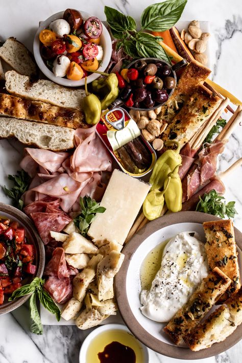 Antipasto Platter - Cooking with Cocktail Rings Medditeranean Food, Labor Day Food Ideas, Labor Day Food, Antipasti Platter, Platter Food, Italian Antipasto, Italian Dinner Party, Antipasto Platter, Meat Platter