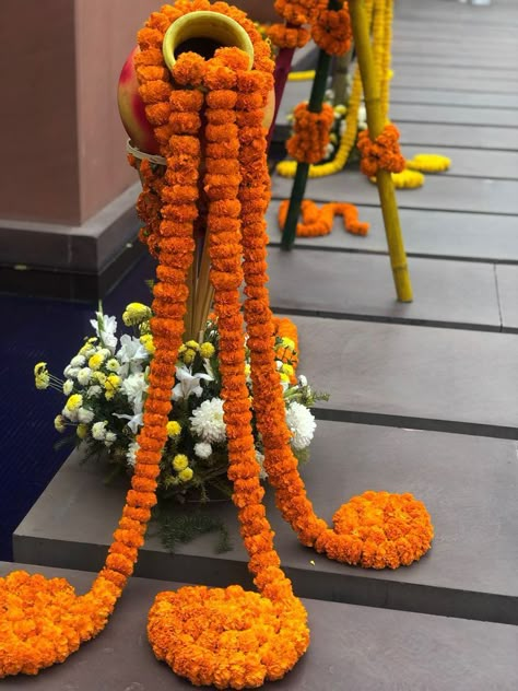 Welcome Home Wall Decor Ideas, Haldi Props Ideas, Flower Decoration For Pooja, Pongal Decoration Ideas, House Warming Decorations Indian, Diwali Flower Decoration, Diwali Home Decor Ideas, Haldi Decoration Ideas At Home, Marigold Decor