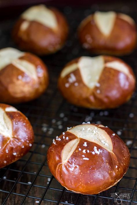 Fresh out of the oven Bavarian pretzel rolls Pretzel Roll Recipe, Bavarian Pretzel, Pretzel Bread, Pretzel Rolls, Bread Buns, Pretzel Bun, Bread Bun, Bread Rolls, Homemade Bread