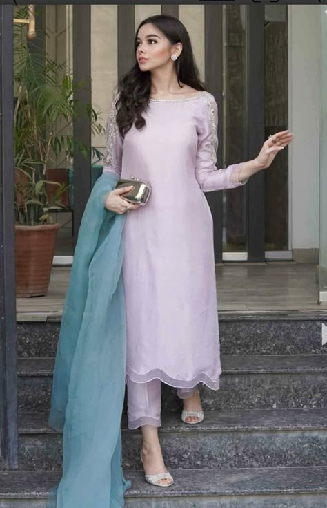 Lilac Color Dress Pakistani, Lilac Kurti Designs, Dress Color Combination Women, Lilac Pakistani Dress, Color Combination With Lilac, Lilac Pakistani Outfit, Lilac Dress Outfit Color Combinations, Dupatta Designs Ideas Color Combinations, Lilac Color Combinations