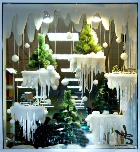 Lovely window display idea for winter Christmas Window Display Retail, Winter Window Display, Christmas Shop Window, Xmas Window, Holiday Window Display, Window Display Retail, Decoration Vitrine, Window Display Ideas, Store Window Display