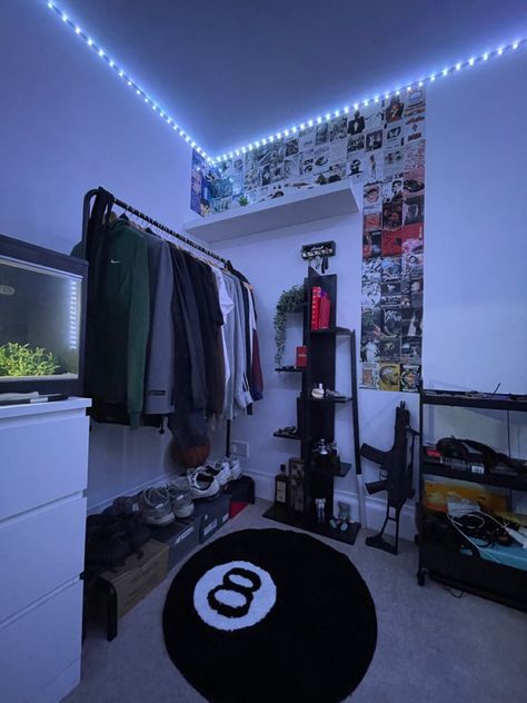 Guys Room Aesthetic, Mens Room Decor, Mens Bedroom Decor, Hypebeast Room, Bedroom Redesign, Cool Room Decor, Chill Room, Retro Room, Mens Bedroom