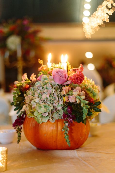 Festival Of Tables, Wedding Ideas Party, Fall Tray Decor, Paint Pumpkins, Wildflower Centerpieces, Pumpkin Floral Arrangements, Outdoor Fall Decor Ideas, Diy Fall Decorations, Fall Tray