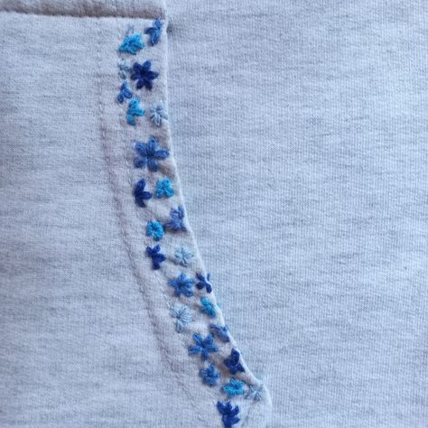 #embroidery #bordado #needlework #blue #pocket #chile Jean Pocket Embroidery Flowers, Blue Hoodie Embroidery, Embroidery Pocket Design, Pocket Embroidery Ideas, Knitting Embellishments, Hoodie Embroidery Ideas, Pocket Embroidery Design, Light Blue Embroidery, Embroidery Jeans Diy