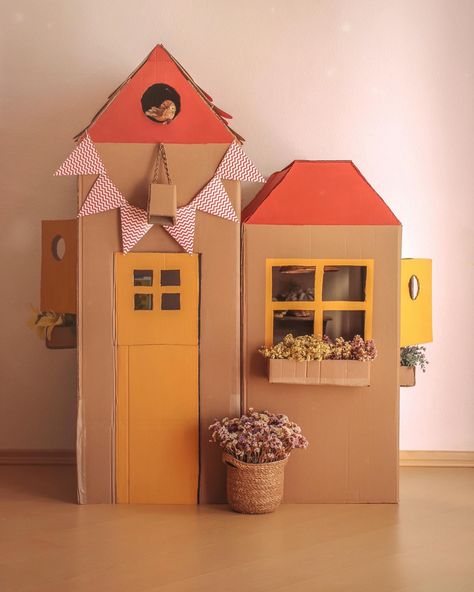 Cardboard Shop For Kids, Cardboard Barbie House, Cardboard House Ideas, Cardboard Box Playhouse, Cardboard Town, Cardboard Box Houses, Minnie Mouse Toys, Cardboard Craft, Kids Cafe