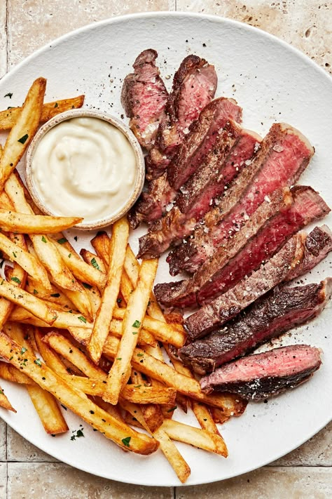 Juicy ribeye steak and crispy french fries pair perfectly with garlic aioli, in this classic, steak frites dish. Truffle Steak, Steak And Frites, Cooking The Best Steak, Easy Steak Fajitas, Steak Dishes, Plats Healthy, Crispy French Fries, Easy Steak, Steak Frites