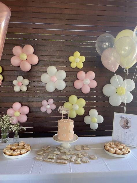 1st Birthday Party Ideas Flowers, Daisy Birthday Balloons, Simple Flower Birthday Decorations, 1st Birthday Snack Table, Flower Birthday Theme Decoration, Flower Birthday Balloons, Daisy Second Birthday Party, Mini Birthday Decorations, Yellow Daisy Birthday Party Ideas