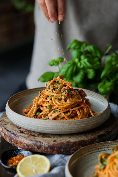 Creamy Pasta Photography, Pasta Lifestyle Photography, Harissa Pasta, Pasta Photography, Food Lifestyle Photography, 15 Min Meals, Italian Photography, Food Photography Composition, Food Photoshoot